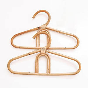 Cintres pour enfants, accessoires de blanchisserie écologiques faits à la main, cintre en rotin pour bébé - Product Image 3