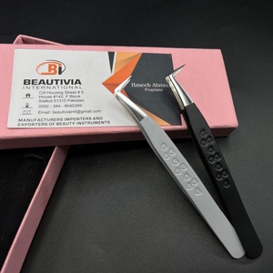 Pinzas de pestañas de bota delgadas de 90 grados con etiqueta privada personalizada de alta calidad, herramienta de belleza de extensión de pestañas de acero sostenible puntiaguda - Product Image 2