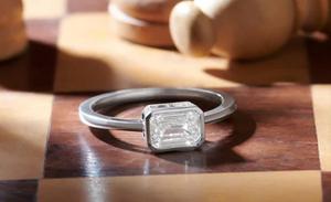 Anillo de compromiso de moissanita plateada con corte esmeralda y engaste de bisel, estilo geométrico para mujer, ideal para aniversarios y fiestas. - Product Image 3
