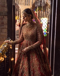 Lehenga Choli nupcial vintage con bordados elaborados, talla grande, silueta en A, manga larga, cola desmontable, largo hasta el suelo para boda - Product Image 3