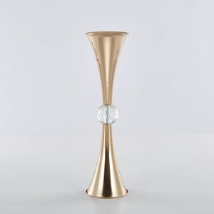 Glamoroso Florero de Aluminio con Bola de Cristal, Decoración de Mesa Hecha a Mano, Florero Moderno de Metal con Calidad Garantizada, Elegante Florero Metálico - Product Image 2