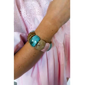 Elegante Pulsera de Resina con un Atractivo Hecho a Mano, Accesorio de Moda Diseñado para Colecciones de Estilo de Vida Moderno - Product Image 1