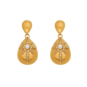 ต่างหูห้อยประดับมุกสเตนเลสสตีลชุบทอง 18K - Product Image 1