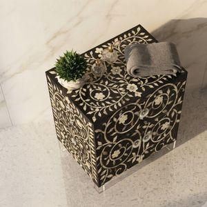 โต๊ะข้างเตียงไม้เนื้อแข็งลายดอกไม้แบบโมเดิร์นสำหรับใช้ในห้องนอน - Product Image 3
