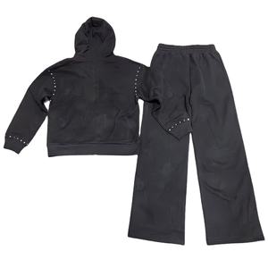 Conjunto Deportivo Personalizado de Alta Calidad con Sudadera Bordada y Pedrería, Pantalones Deportivos Negros con Cierre y Sudadera de 500 GSM, Ropa Urbana - Product Image 2