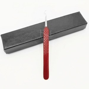 Pince à cils en acier inoxydable, couleur rouge foncé thermolaquée, avec poignée diamantée et embout argenté brillant, emballage en boîte noire. - Product Image 3