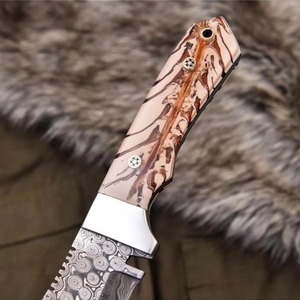 Couteau à dépecer en acier de Damas avec manche en résine et étui en cuir artisanal, couteau à lame fixe personnalisé pour le camping en plein air - Product Image 3