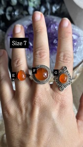 Anillo llamativo de resina con flores y purpurina, joyería artística de resina gruesa para mujeres preocupadas por la moda - Product Image 3