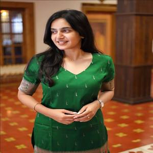 VASTRA COTTAGE Jacquard-Seiden-Kurta-Hosen-Set mit Georgette-Dupatta in Grün, Ethnische Damenkleidung für Partys - Product Image 2