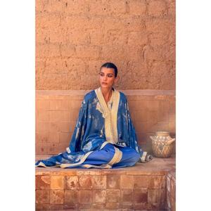 Kaftan d'hiver traditionnel deux pièces surdimensionné en soie irisée bleue, col en V, pièce maîtresse entièrement finie, signature Sfifa - Product Image 3