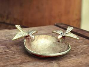 Bol Urli traditionnel en laiton avec motif floral et oiseaux, artisanal, décoratif ethnique, pour fleurs flottantes, bougies, décoration de table vintage - Product Image 3