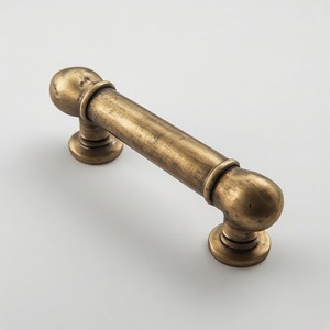 Poignée de porte finition satinée de qualité supérieure, conçue pour les espaces de vie modernes, offrant une prise en main fluide et une durabilité accrue - Product Image 3