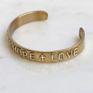 กำไลข้อมือทองเหลืองทำมือพร้อมคำสลัก ศรัทธา ความหวัง ความรัก แรงบันดาลใจจากทองและเงิน ของขวัญทางศาสนาสำหรับเธอ - Product Image 4