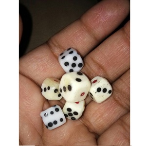 ลูกเต๋ากระดูกควายยอดนิยมสำหรับอุปกรณ์เสริมเกมบนโต๊ะ ลูกเต๋ากระดูกสีขาวดำแบบหกด้าน พร้อมขนาดและรูปร่างที่ปรับแต่งได้ - Product Image 3