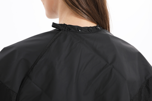 Cape de barbier noire résistante aux produits chimiques avec poche pour les mains - Product Image 6