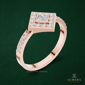 Bague géométrique ronde avec halo de diamants et accent en forme de cerf-volant, bande micro-pavée droite polie, bague minimaliste pour petite amie - Product Image 5