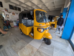 Tuk Tuk Modelo Ape City y DX Fabricado en India |   Vehículo de Pasajeros de 3 Plazas de Alta Calidad |   Listo para Exportar a Haití y República Dominicana - Product Image 2