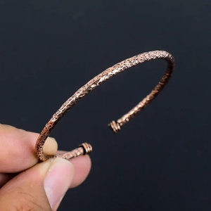 Brazalete de Cobre Artesanal Unisex con Detalles Grabados, Brazalete de Cobre de Calibre Grueso para Uso Diario - Product Image 1