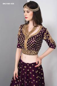 Traje de boda de terciopelo puro con trabajo de hilo Zari-Dori y lentejuelas, Lehenga-Choli-Dupatta de terciopelo morado semisellado, proveedor de Surat - Product Image 2