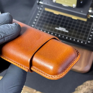 Estuche de cuero de alta calidad para cigarros con organizador integrado para cortador, diseño de cuero hecho a mano para ejecutivos. - Product Image 2