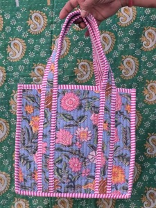 Sac fourre-tout matelassé en coton léger et durable fait main, motif léopard brodé, design tendance multi-saisons, Rajasthan - Product Image 1