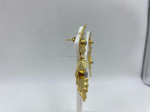 ต่างหูเครื่องรางชุบทองคลาสสิกพร้อมไข่มุกของขวัญสำหรับงานแต่งงานและปาร์ตี้สำหรับผู้หญิง - Product Image 2