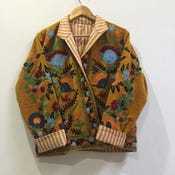 Chaqueta de Terciopelo Suzani Hecha a Mano: Prenda Exterior Étnica Boho Bordada, Chaqueta Corta Bordada Estilo Boho de la India - Product Image 3