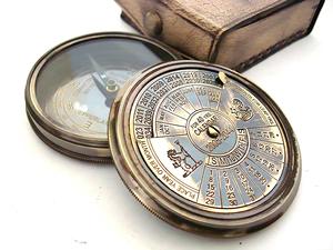 Brújula de Latón de Lujo Hecha a Mano con Calendario Perpetuo, Accesorio Náutico de Cuero para Campistas y Viajeros - Product Image 1