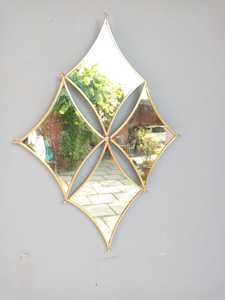 Miroir mural décoratif en laiton de forme diamant, design artisanal moderne, pour salle de bain, mariage, 15,25x21 pouces - Product Image 5