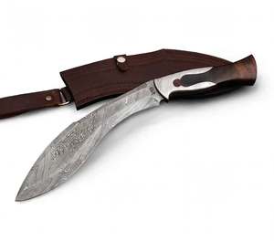 Cuchillo de exterior hecho a mano con acero de Damasco, hoja curvada hacia adelante, mango de madera de nogal y funda de cuero. - Product Image 4