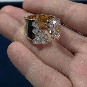 Anillo de compromiso de moissanita de corte ovalado de lujo en Ajuste de bisel de plata de ley 925 minimalista personalizado para regalo de boda y Aniversario - Product Image 3