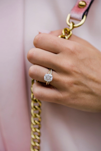 Anillo de Compromiso de Oro Sólido de 9K para Mujer con Diamante de Corte Cojín y Engaste de Garras Estilo Clásico - Product Image 1