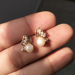 Boucles d'oreilles mignonnes en perles avec design en cristal, plaquées or, bijoux élégants pour un usage quotidien - Product Image 1