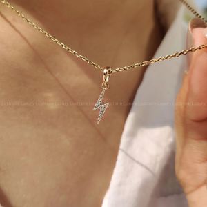 Pendentif moderne en forme de foudre avec diamants ronds en or jaune, bijou raffiné pour femme, collier élégant, cadeau, bijoux personnalisés - Product Image 2