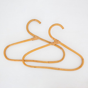 Cintres en rotin naturels personnalisés, très demandés, pour l'organisation des vêtements - Product Image 4