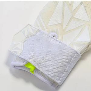 El acolchado grueso en la palma de las manos proporciona control de impactos en los guantes de portero durante la práctica de tiros potentes a corta distancia. - Product Image 4