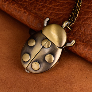 2026 Montre de poche quartz colorée, motif coccinelle de petite taille, style horloge murale, bijou transfrontalier européen et américain - Product Image 5