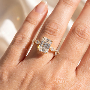 Bague en diamant de laboratoire taille émeraude VVS de haute qualité, populaire, en or jaune 18 carats, avec pierres latérales en diamant de laboratoire IGI, bijoux de mariée pour femme - Product Image 2