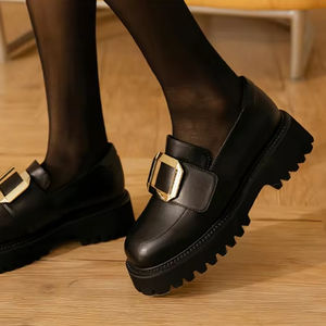 Mocassins à plateforme à boucle dorée noire, chaussures élégantes et épaisses avec tige synthétique et doublure de talon rembourrée - Product Image 6