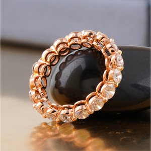 Anillo de Eternidad con Diamantes Cultivados en Laboratorio de 2.51 CT, Corte Esmeralda, Claridad VS1, Oro Rosa de 14K, Corte Excelente, Montura Compartida VVS2 y VVS1 - Product Image 4