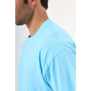 Camiseta Moderna para Hombre, Cuello Redondo, Material de Algodón Premium, Tacto Suave, Diseñada para Comodidad Diaria y un Look Clásico - Product Image 4