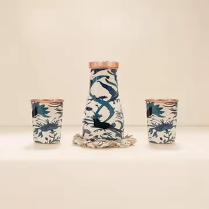Ensemble de bouteilles d'eau en cuivre à imprimé floral avec deux verres à boire, bouteille anti-fuite pour la maison, le bureau, les voyages et l'usage quotidien - Product Image 1
