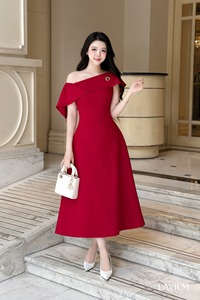Vestido Esther con hombros descubiertos en corte A en color rojo |   Estilo elegante y femenino |   Diseño con hombros descubiertos |   Moda moderna para mujeres - Product Image 5