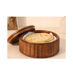 Casserole en bois rainurée verticale artisanale, marron châtain, avec couvercle intégré, pour rôtissoire ou boîte à roti festonnée - Product Image 1