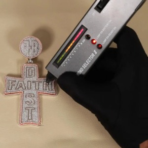 Colgante Cruzado VVS Moissanite Personalizado Estilo Hip Hop, Colgante Religioso de Fe, Plata 925 Bicolor con Engaste para Hombre - Product Image 4