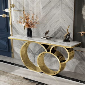 Mesa consola de lujo con superficie negra y soportes geométricos dorados entrelazados, disponible a precios de mayorista. - Product Image 2