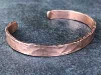 Bracelet manchette artisanal en cuivre pur massif martelé, style antique, artisanat métallique plat, rustique, forgé, bijoux de guérison pour hommes et femmes, OEM de haute qualité