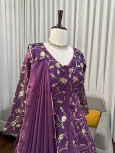 Ensemble Lehenga en Soie Brodé Violet avec Dupatta, Motifs Floraux et Sequins, Tenue Ethnique pour Mariage et Fêtes pour Femmes - Product Image 5