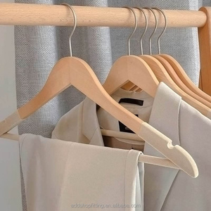 ที่แขวนเสื้อผ้ากันลื่นสีอ่อนทำจากไม้กำมะหยี่กันลื่นขนาด44.5ซม. สำหรับร้านขายเสื้อผ้า - Product Image 5
