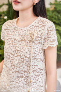 เสื้อแขนสั้นลายดอกไม้สีขาวสำหรับผู้หญิง กระดุมแบบกบ ชายเสื้อแบบสแกลลอป สไตล์ผู้หญิงเก๋ไก๋ เสื้อซีทรูบางเบาสำหรับฤดูร้อน สไตล์ลำลอง ELARA - Product Image 4